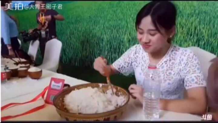 Người mẫu Trung Quốc ăn một lúc 4 kg cơm trắng