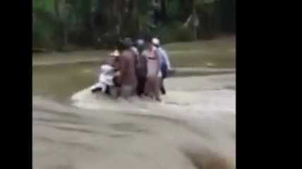 Dân giải cứu 2 thanh niên cùng xe máy chôn chân trong lũ xiết ở Yên Bái