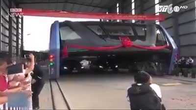 Trung Quốc thử nghiệm 'siêu xe buýt' khổng lồ chống tắc đường