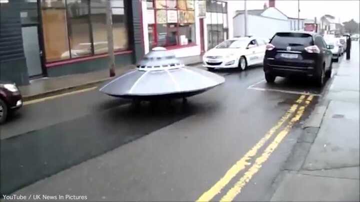 Cảnh sát truy đuổi 'đĩa bay của người ngoài hành tinh' nghênh ngang trên phố