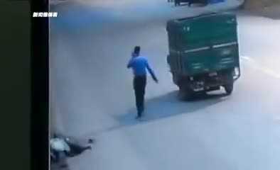 Tài xế gây tai nạn bỏ mặc nạn nhân chảy máu đến chết, người qua đường dừng lại 'hôi của'