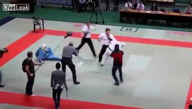 Không nghe hiệu lệnh, 2 võ sĩ karate bị trọng tài tung cước đánh gục