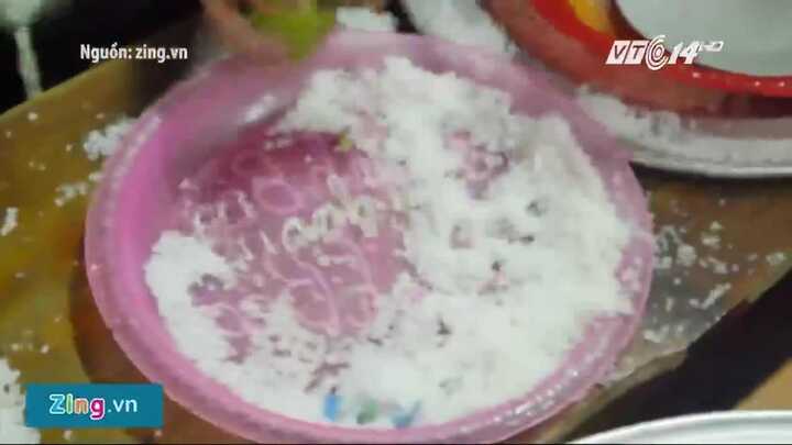 Hàng trăm người tranh cướp đồ cúng rằm tháng 7 trong chùa Quán Sứ