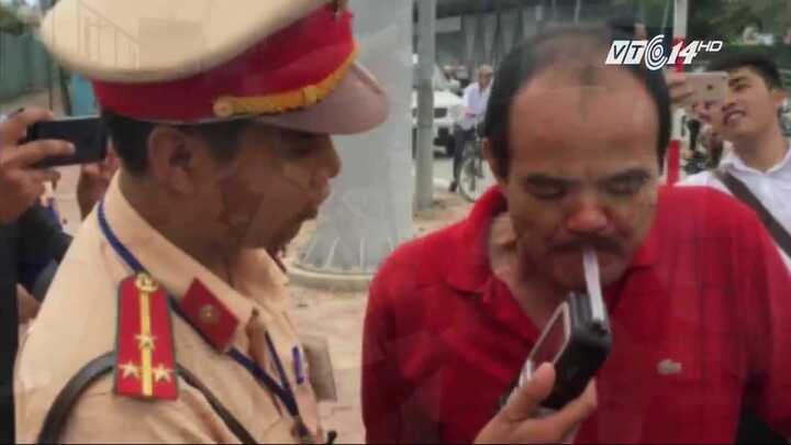 Trót uống 2 cốc bia trước khi lái ôtô, bị xử phạt 17 triệu đồng