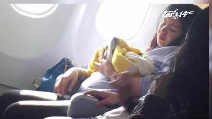 Sinh ra trên máy bay, em bé được bay miễn phí cả đời
