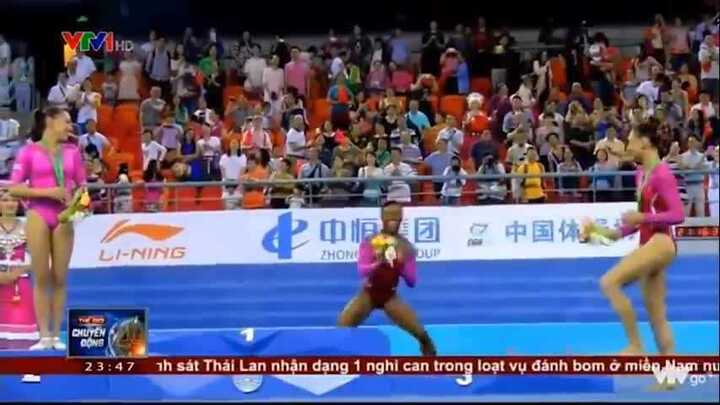 Nhà vô địch thể dục dụng cụ Mỹ hoảng hồn bỏ chạy khỏi bục nhận huy chương
