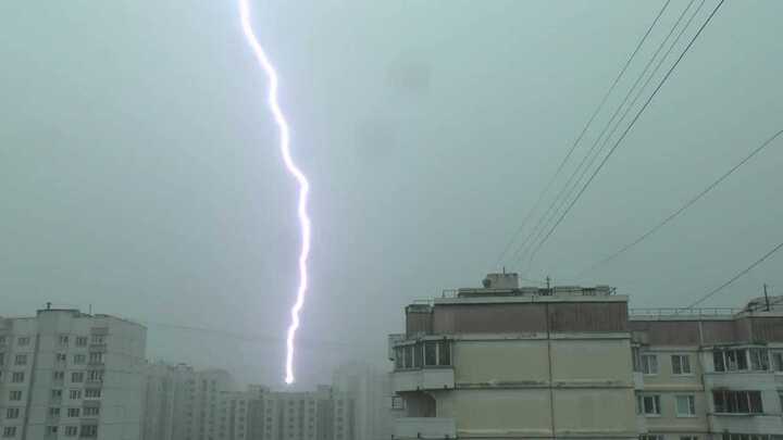 Clip: Tia sét khổng lồ 'chém' toạc bầu trời Matxcơva