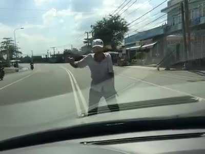 Hãi hùng 'ma men' lao ra giữa đường chặn đầu ôtô