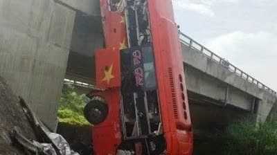 Quảng Bình: Xe khách mất lái đâm gãy lan can cầu, cắm đầu xuống đất