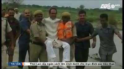 Hình ảnh quan chức được khiêng qua chỗ ngập khi thị sát bão lũ gây 'bão' mạng