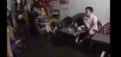 Clip đường Sài Gòn nước ngập quá gối, tràn xối xả vào nhà dân