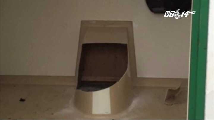 Chui xuống bồn cầu nhặt điện thoại, bị mắc kẹt phải cầu cứu lính cứu hỏa