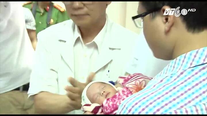 Xúc động giây phút bé Trần Gấu trở về trong vòng tay cha