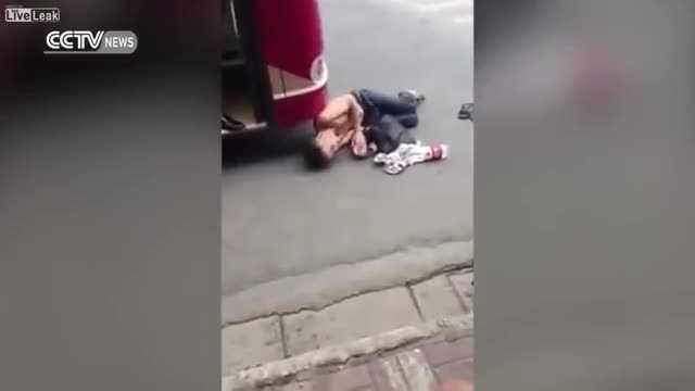 Trung Quốc: Gã đàn ông rúc đầu vào gầm xe buýt ăn vạ