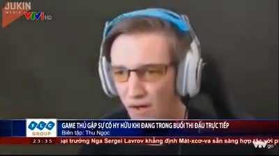 Game thủ mải thi đấu đến nỗi rơi cả răng trong buổi trực tuyến