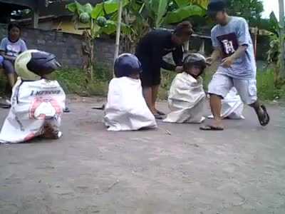 Cười té ghế với trò nhảy bao bố 'bá đạo'