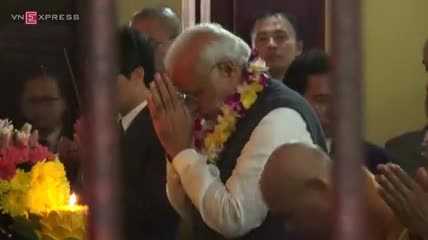 Thủ tướng Ấn Độ thắp hương, thăm chùa Quán Sứ