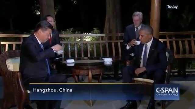 Tổng thống Obama và Chủ tịch Tập Cận Bình cùng tản bộ, thưởng trà trong đêm