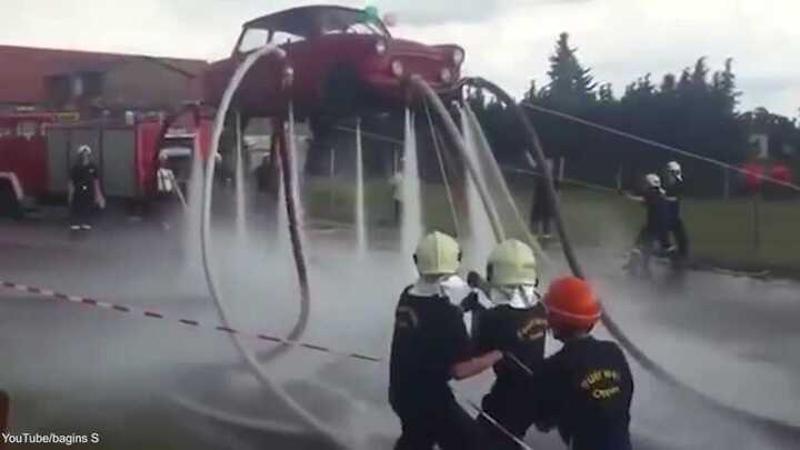 Ôtô bay bồng bềnh trên không nhờ vòi nước 'ma thuật' của lính cứu hỏa
