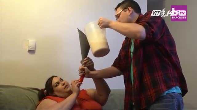 Cô gái được bạn trai cho ăn bằng phễu để trở thành người mẫu béo nhất thế giới