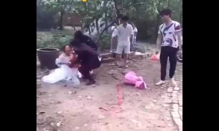 Chú rể nóng lòng cõng cô dâu trong đám cưới và cái kết bi hài