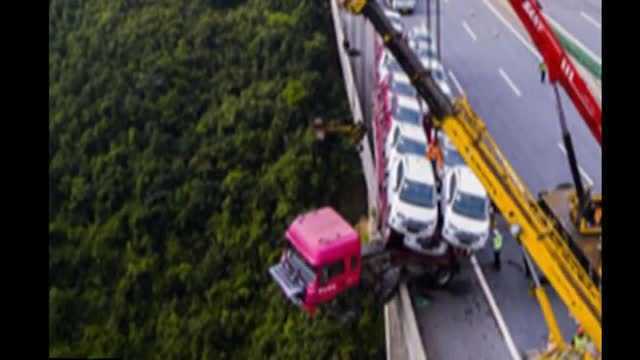 Rụng tim clip xe tải mất lái, lao đầu sát mép vực sâu 150m