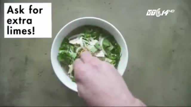 Đầu bếp Mỹ hướng dẫn cách ăn phở Việt lạ đời, gây tranh cãi
