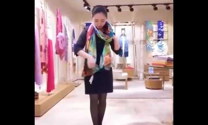 Chiếc khăn 'thiên biến vạn hóa' khiến chị em mê mẩn mùa thu này