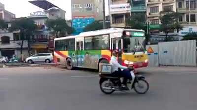 Clip xe buýt 'vô tư' lao qua dải phân cách để quay đầu ở Hà Nội