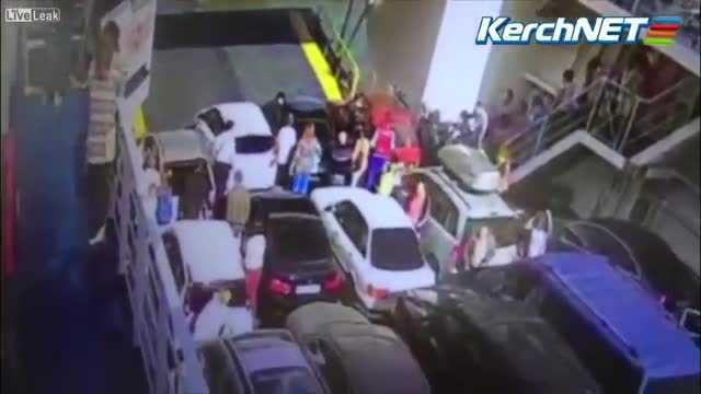 Nóng lòng lên phà, ôtô 'gieo mình' xuống biển