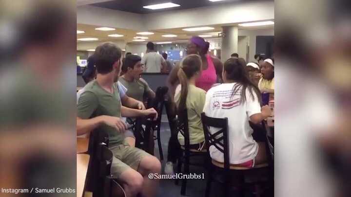 Giật tóc trêu quý cô, nam thanh niên lĩnh cái tát 'lật mặt'