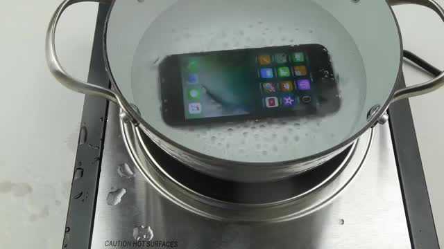 Xót lòng xem iPhone 7 bị luộc sôi, 'tra tấn' kinh dị bằng dao và búa