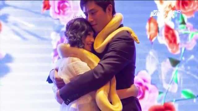 Cô dâu chú rể tặng nhau 2 con trăn 'khủng' trong ngày cưới