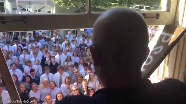 400 học sinh Mỹ hát động viên thầy giáo bị ung thư gây 'bão' mạng