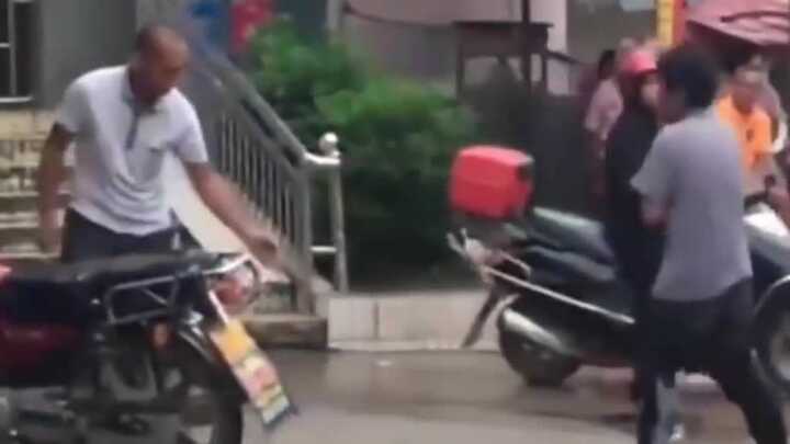 Cười vỡ bụng màn kungfu đường phố 'kịch tính' chưa từng có