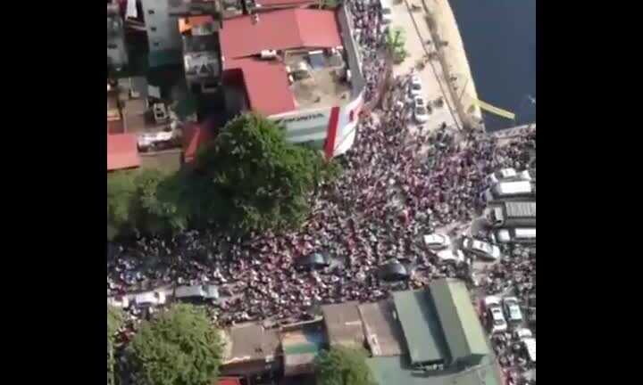 Ùn tắc 'kinh dị', hàng nghìn người chôn chân tại ngã tư giữa Hà Nội