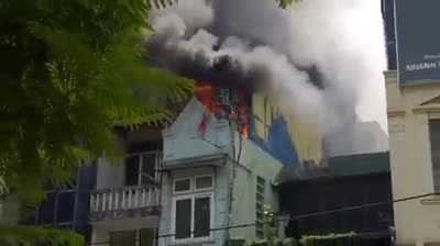 Hà Nội: Nhà cao tầng cháy ngùn ngụt, khói đen bao trùm bầu trời