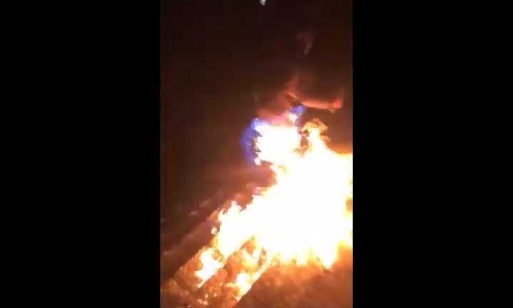 Clip thanh niên 'sống ảo' tẩm xăng nhảy xuống sông để giữ lời hứa 'đủ 40.000 like'