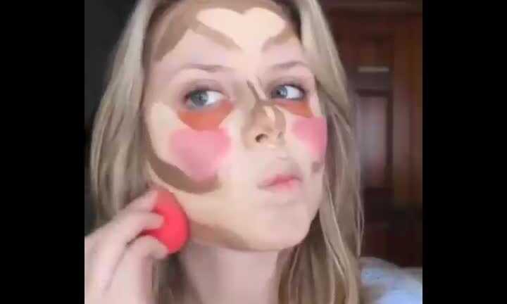 Cô gái trát phấn lên mặt như hề và cái kết khó tin