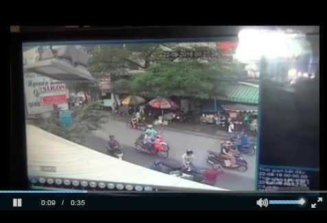 Nữ công nhân hạ gục tên cướp giật dây chuyền trên phố Sài Gòn