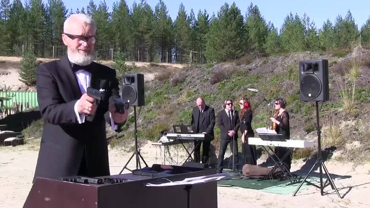 Chủ tịch Liên đoàn bắn súng thực tế Nga trình tấu nhạc Beethoven bằng súng lục