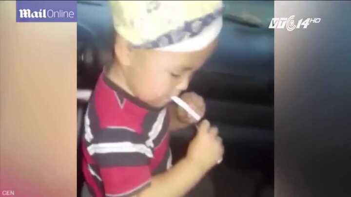 Clip mẹ dạy con trai 2 tuổi hút thuốc gây phẫn nộ