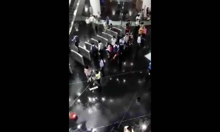 TP.HCM mưa lớn như trút, tòa nhà Bitexco bị dột, nước chảy lênh láng