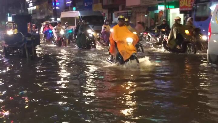 Ngàn người bì bõm trong trận ngập kinh hoàng ở TP.HCM