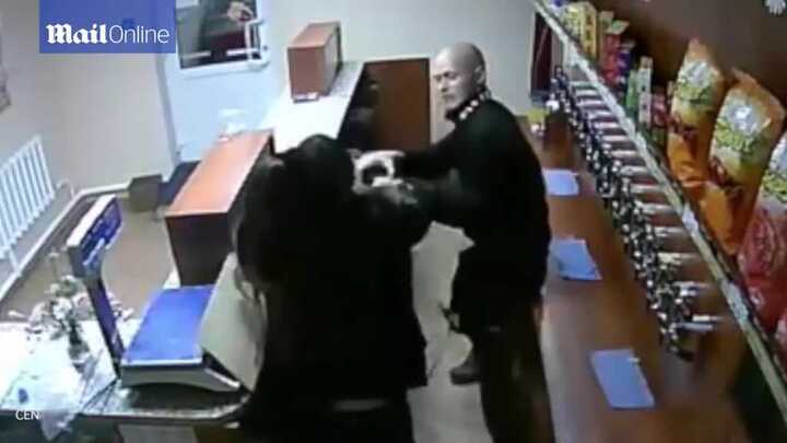 Nữ nhân viên dũng cảm giằng khẩu AK-47 của tên cướp trọc đầu