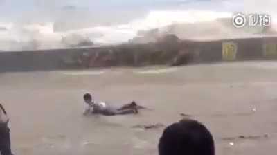 Thủy triều dữ dội như tận thế, 'nuốt chửng' đám đông mải chụp ảnh, quay phim