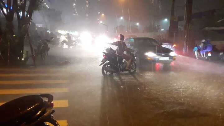 Mưa lớn kèm theo lốc xoáy kinh hoàng tại TP.HCM