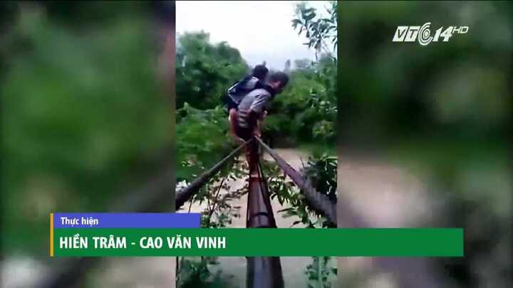 Xót xa cảnh bố cõng con đi trên ống dẫn nước vượt lũ dữ đến trường