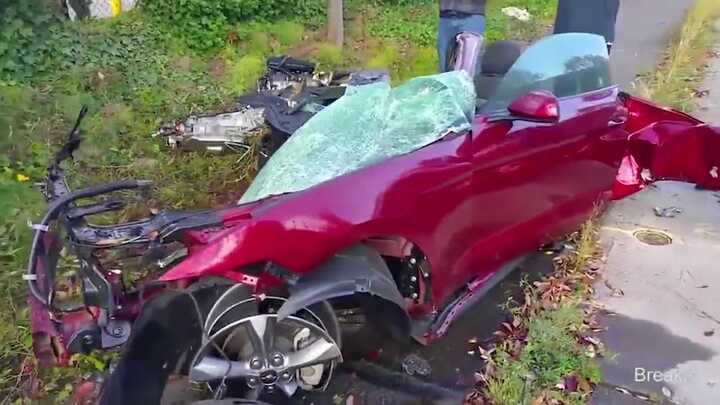 Tai nạn ở vận tốc 145km/h, ôtô vỡ tung, tài xế không hề hấn gì