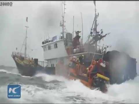 Video: Cảnh sát biển Hàn Quốc tiếp cận, ném lựu đạn choáng vào tàu cá Trung Quốc